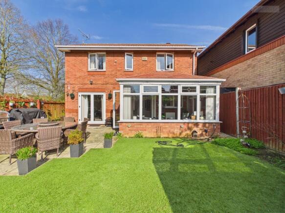 4 bed property, in Candidus Court, £300,000