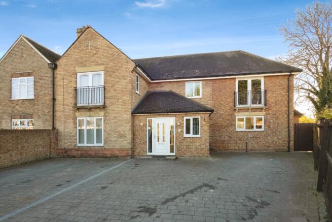7 bed property, in Hull Bridge Road, £725,000