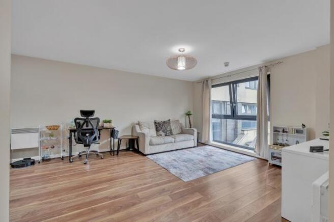 2 bed property, in Flanders Court, £250,000