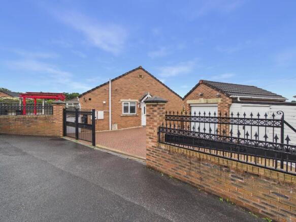 2 bed property, in Queensway Place, £190,000