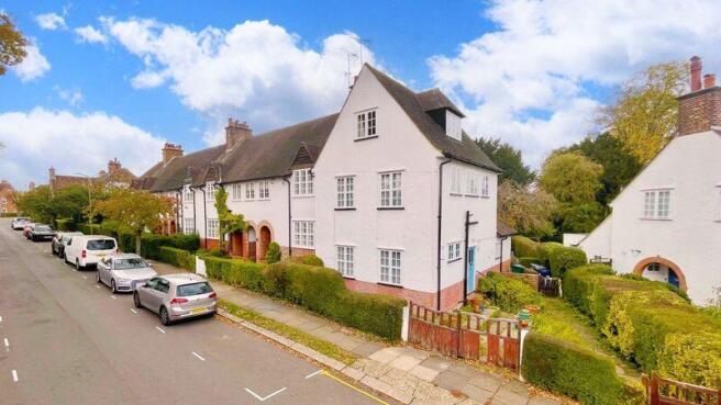 4 bed property, in Asmuns Hill, £1,095,000