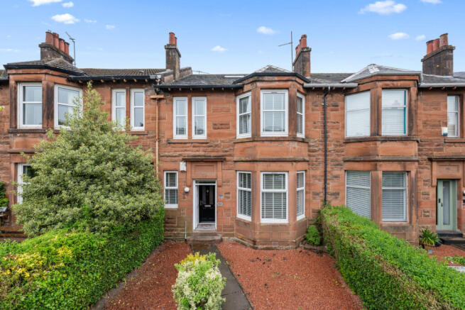 5 bed property, in Clarkston Road, £415,000