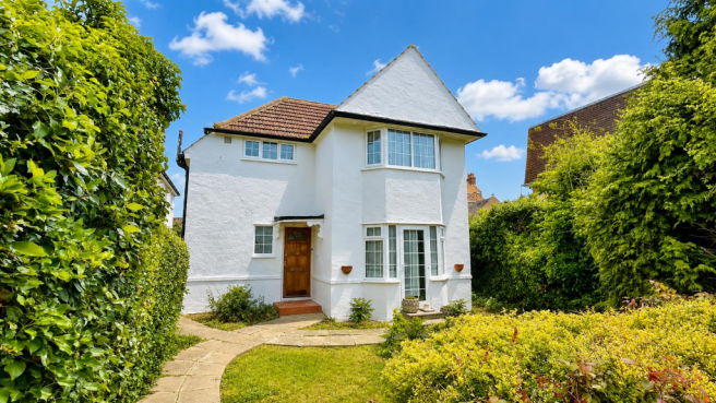 4 bed property, in Old Road, £425,000