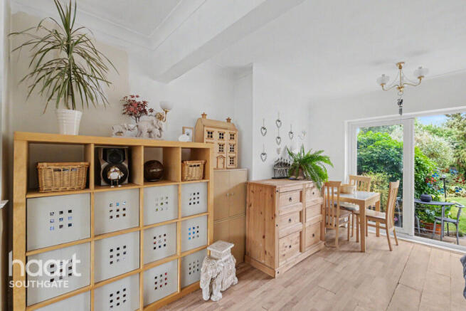 5 bed property, in Crescent Road, £700,000