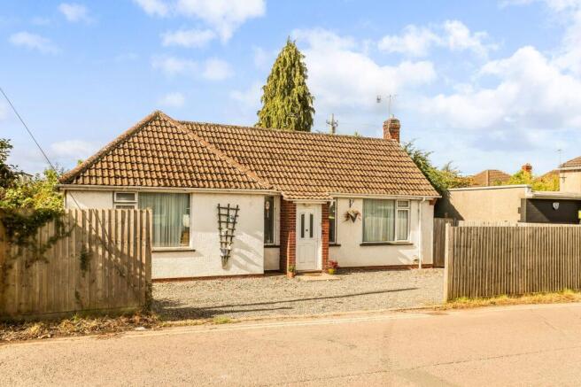 2 bed property, in Dark Lane, £350,000
