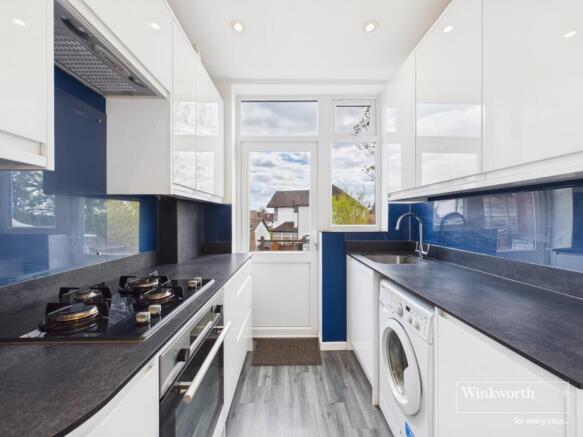 1 bed property, in Oak Tree Dell, £275,000