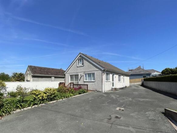 4 bed property, in Longfield Villas, £550,000
