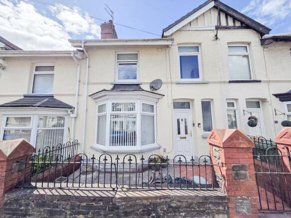 2 bed property, in Station Road, £185,000