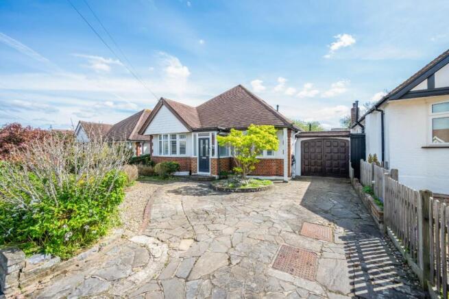5 bed property, in Highfield Drive, £825,000