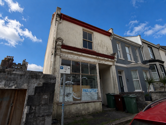 3 bed property, in 1 Holdsworth Street, £90,000