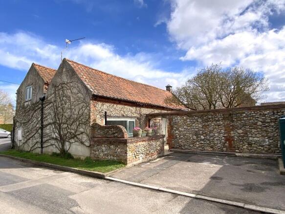 2 bed property, in Foulsham Road, £300,000