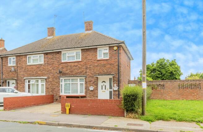 3 bed property, in Acacia Avenue, £290,000