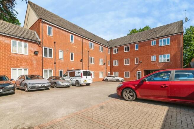 3 bed property, in Egerton Road, £190,000