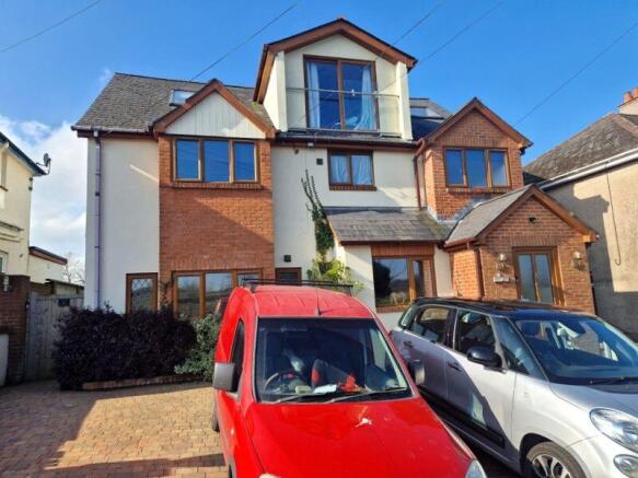 5 bed property, in Courtlands Lane, £1,200,000