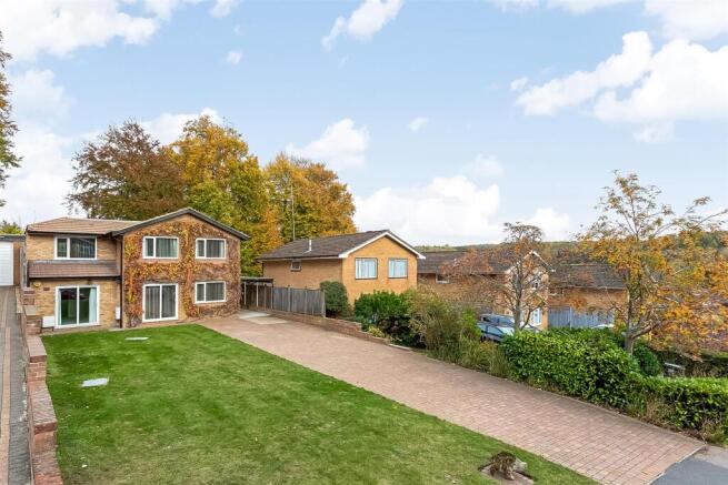 6 bed property, in Ravenshead Close, £750,000