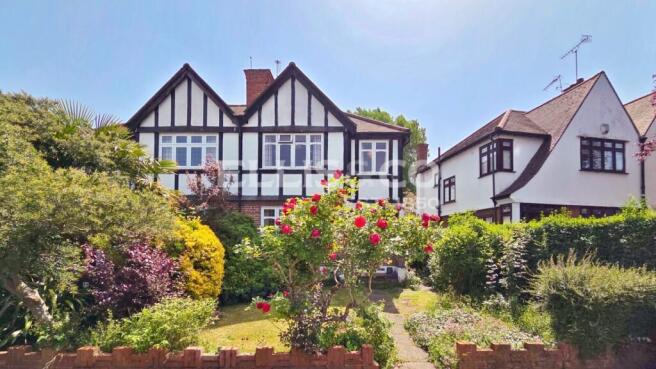 3 bed property, in Chinnor Crescent, £575,000