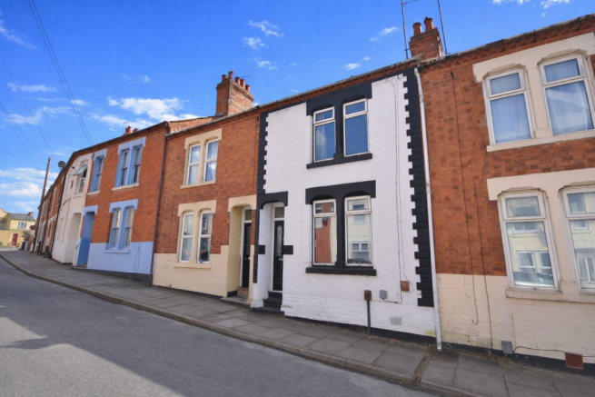 2 bed property, in Norfolk Street, £200,000