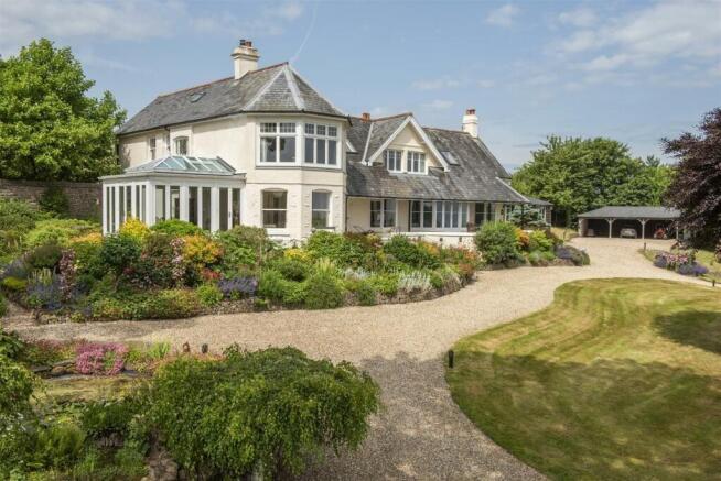 6 bed property, in Halsecombe House, £800,000