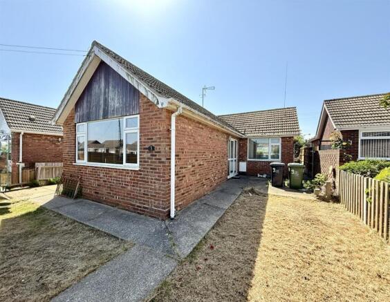 2 bed property, in Arnold Avenue, £190,000