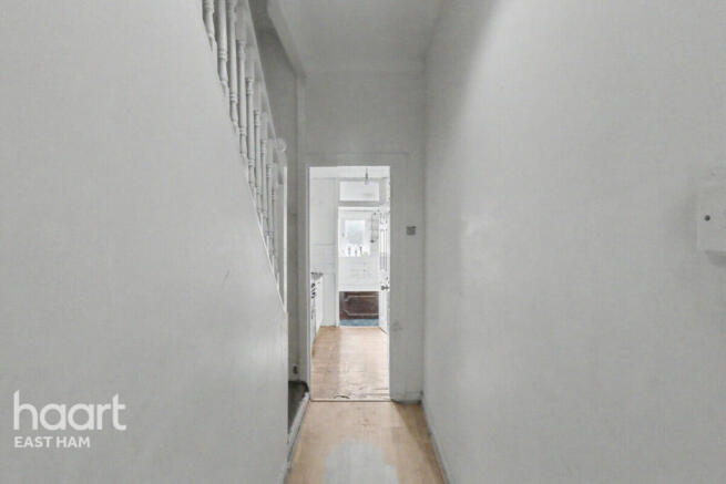 2 bed property, in Hubert Road, £350,000