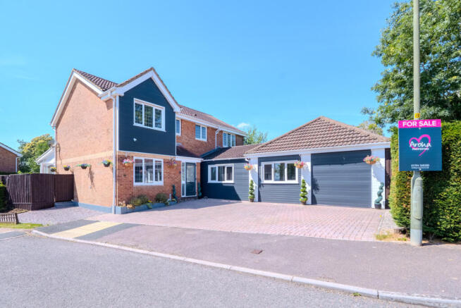 7 bed property, in Augustus Way, £600,000