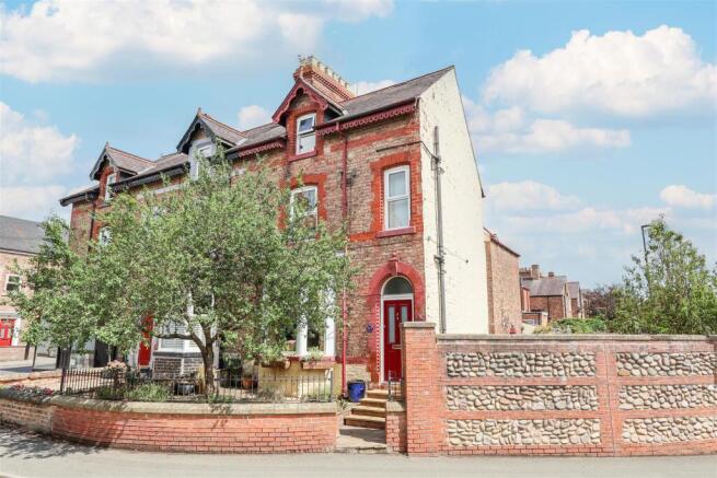 4 bed property, in Blossomgate, £350,000