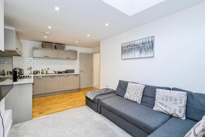 1 bed property, in 149a London Road, £120,000