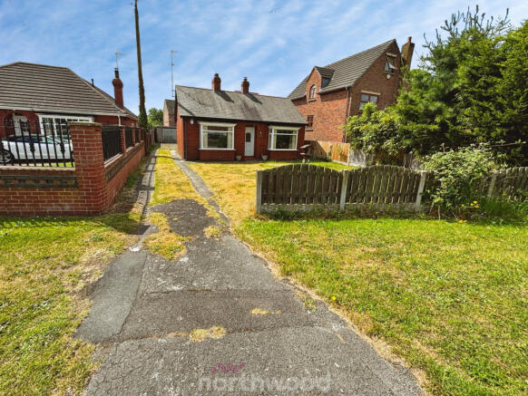 2 bed property, in Old Epworth Road East, £280,000