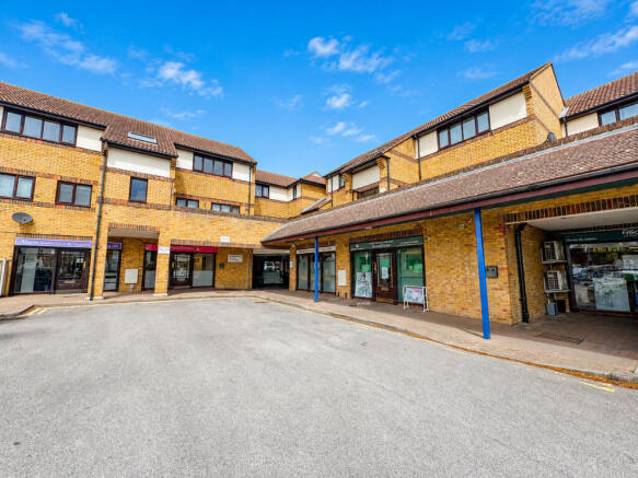1 bed property, in Hedingham Place, £140,000