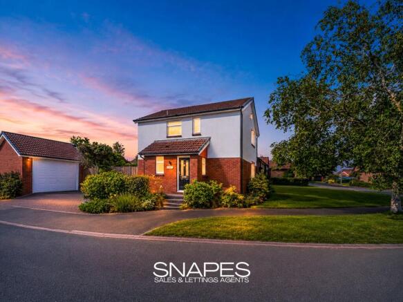 3 bed property, in Bowmont Close, £385,000