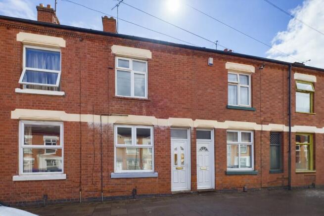 2 bed property, in Bolton Road, £170,000