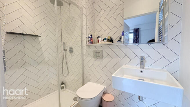 1 bed property, in Bath Road, £140,000