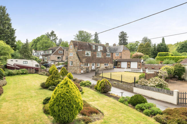 5 bed property, in Chapel Row, £795,000