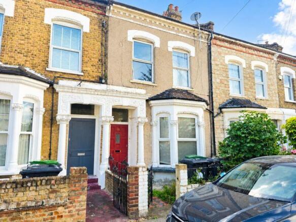 2 bed property, in Newlyn Road, £200,000