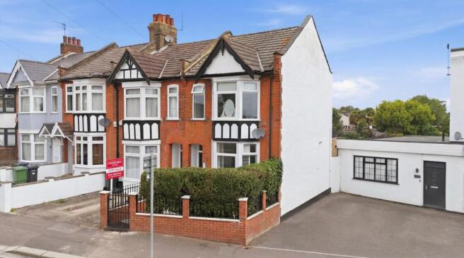 3 bed property, in Victoria Road, £750,000