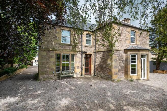 5 bed property, in Mansefield, £695,000