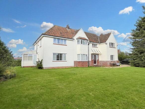 1 bed property, in 72 The Lynch, £145,000