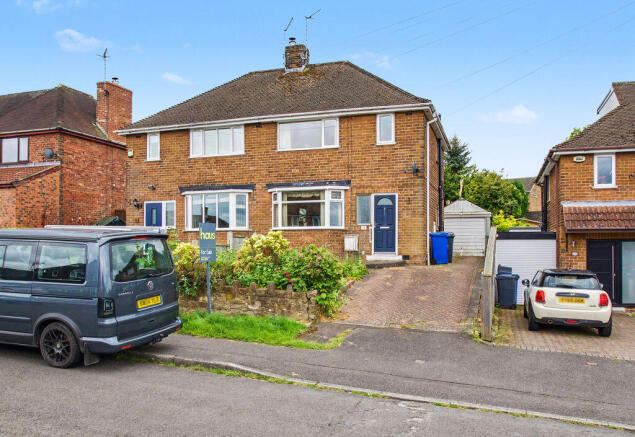 3 bed property, in Orchards Way, £220,000