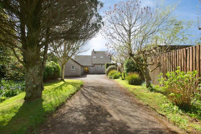 3 bed property, in Old Road, £570,000