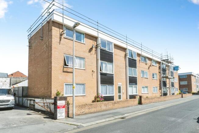 2 bed property, in Rawcliffe Street, £75,000