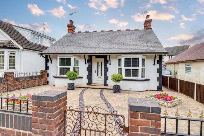 2 bed property, in Rayleigh Road, £400,000