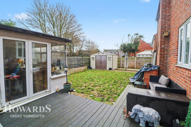 5 bed property, in Spruce Avenue, £320,000