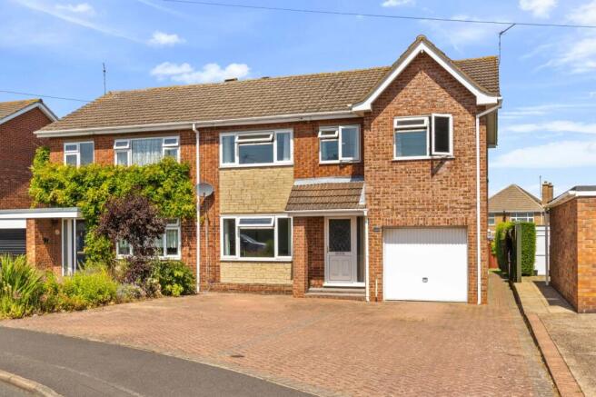 4 bed property, in Parkdale, £260,000