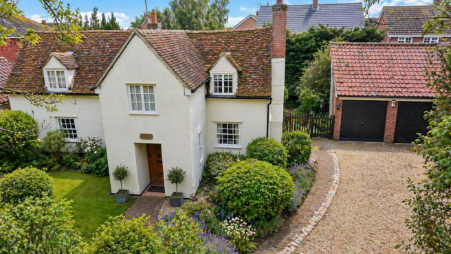3 bed property, in The Green, £600,000