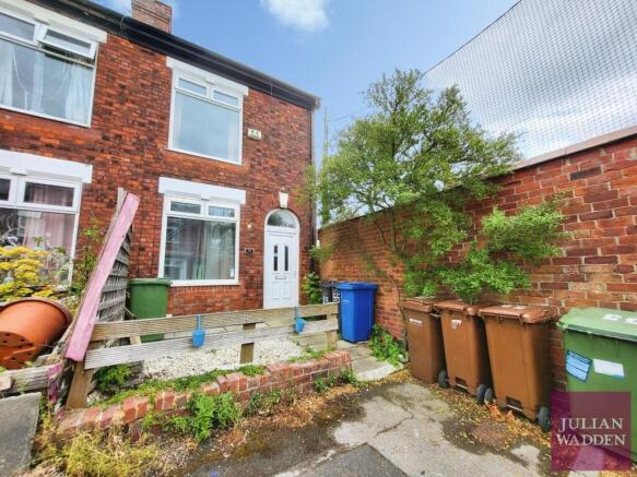 2 bed property, in Warren Road, £165,000
