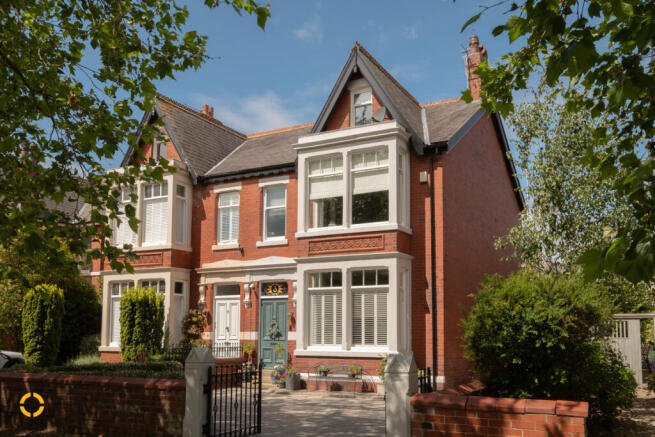 4 bed property, in Riversleigh Avenue, £895,000