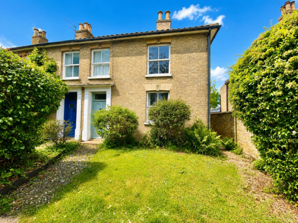 3 bed property, in Roydon Road, £270,000
