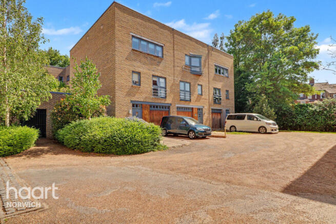 4 bed property, in Bertram Way, £400,000