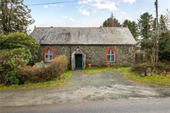 2 bed property, in Llanafanfawr, £200,000