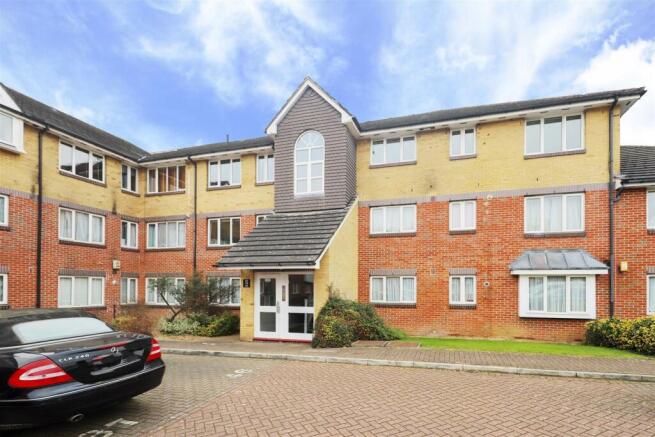1 bed property, in 621 Uxbridge Road, £230,000